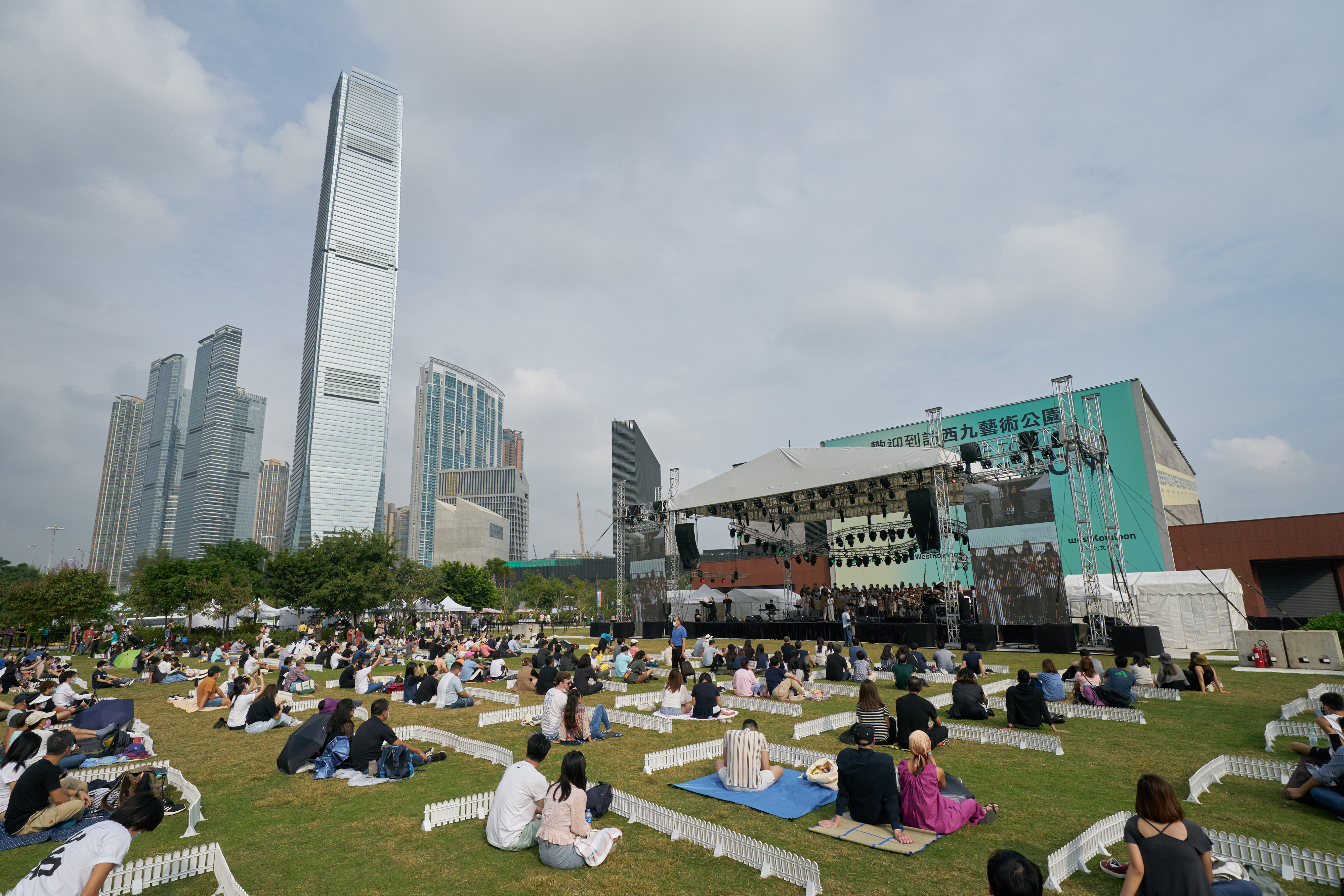 自由爵士音乐节有不同大小的表演场地和免费户外音乐演出。